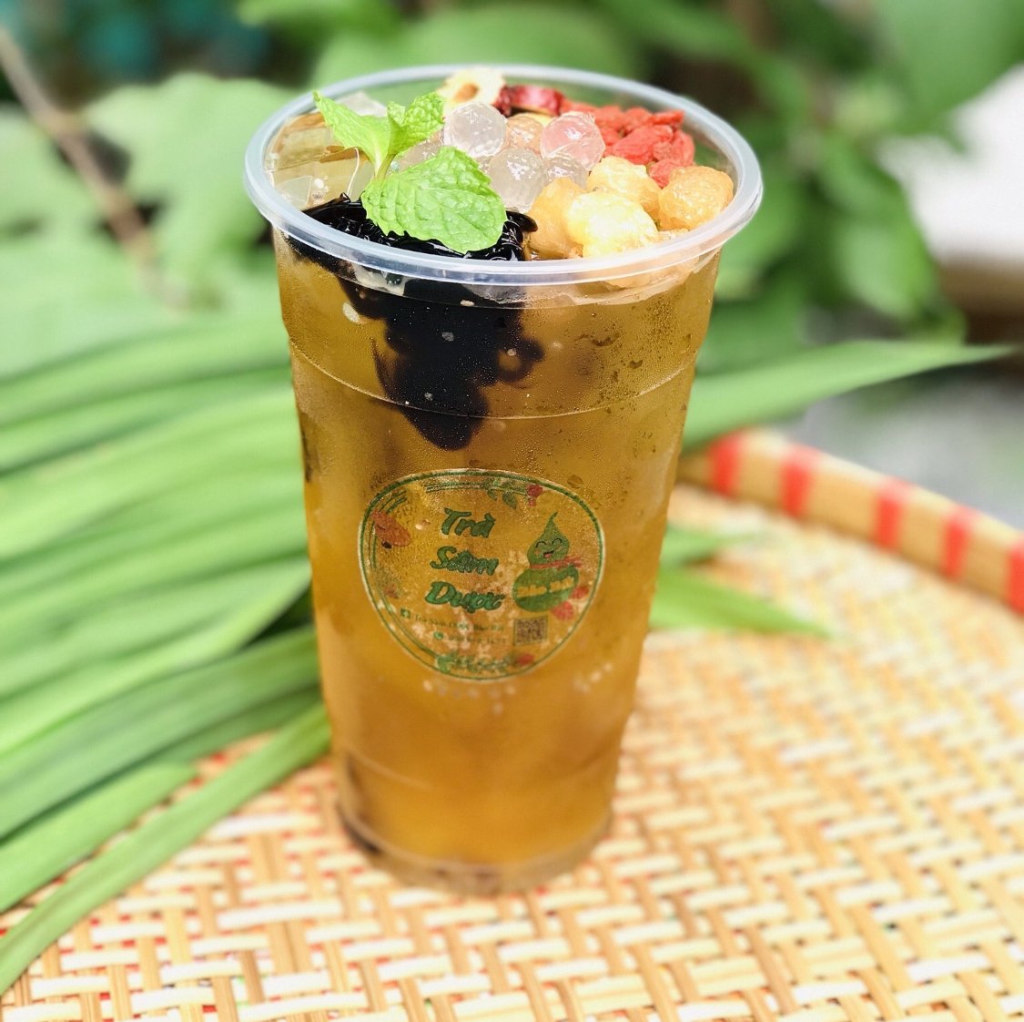 Ly trà sâm Bảo Bối với topping